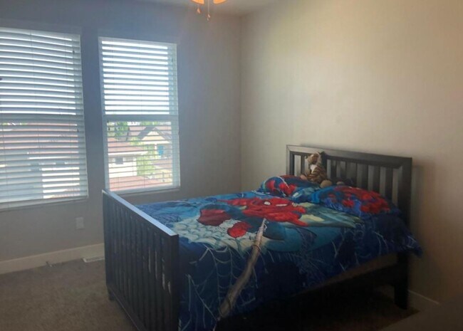 Building Photo - Beautiful 3 Bedroom Townhome in Daybreak!