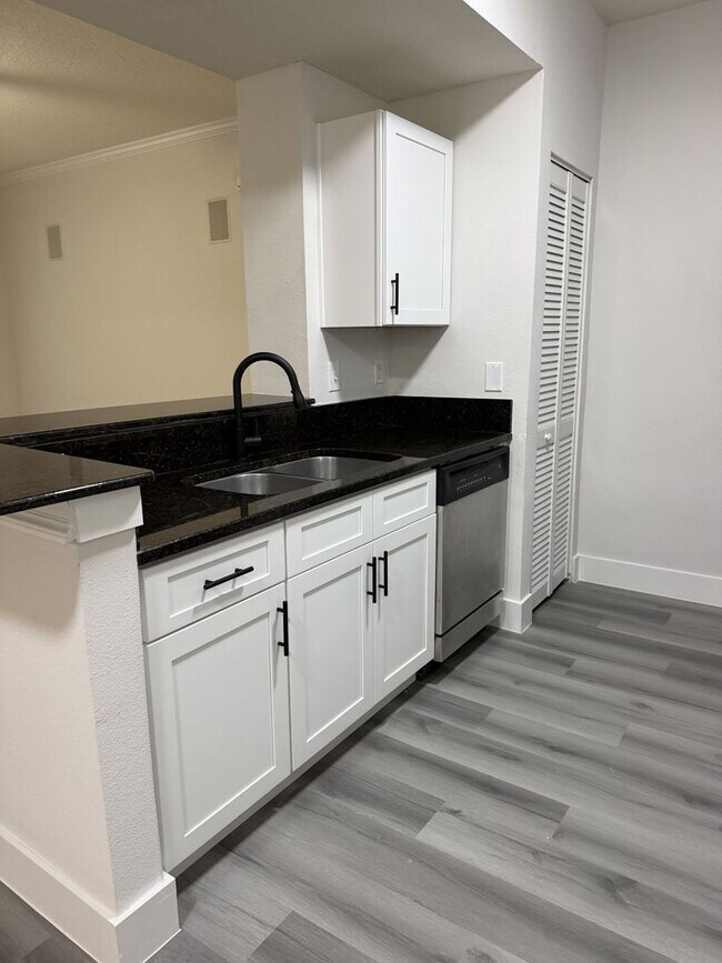 Building Photo - The Capri at Hunters Creek