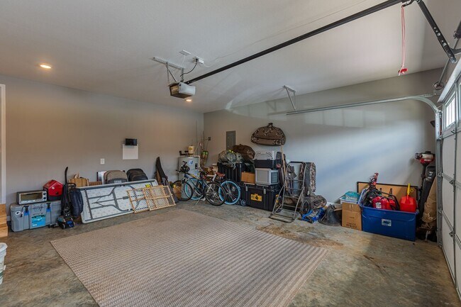 Building Photo - Pet Friendly Three Bedroom!