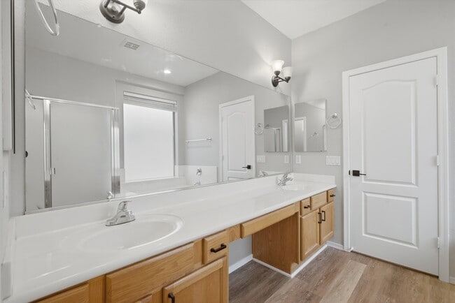 Building Photo - 851 S Fern Ct