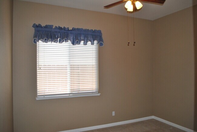 Building Photo - Gorgeous home in Springfield at Whitney Oaks
