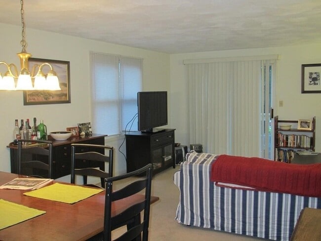 Building Photo - 299 River St