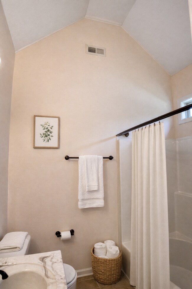 Building Photo - 3 bedroom 2 bath Gem in Hidden Springs Subdivision