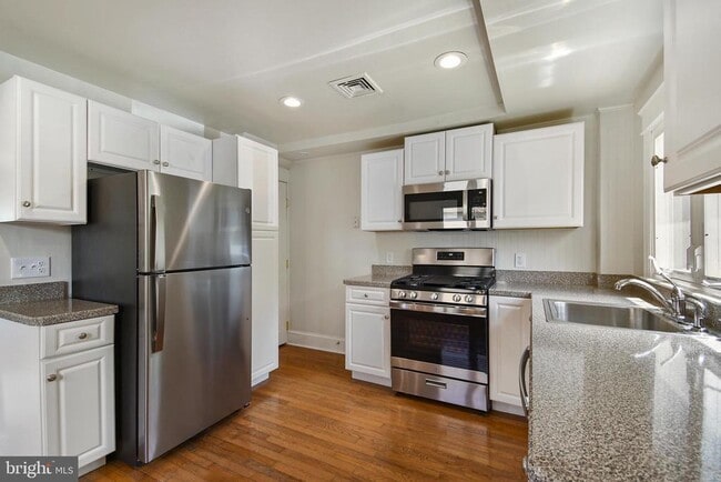 Building Photo - 111 W Sylvan Ave