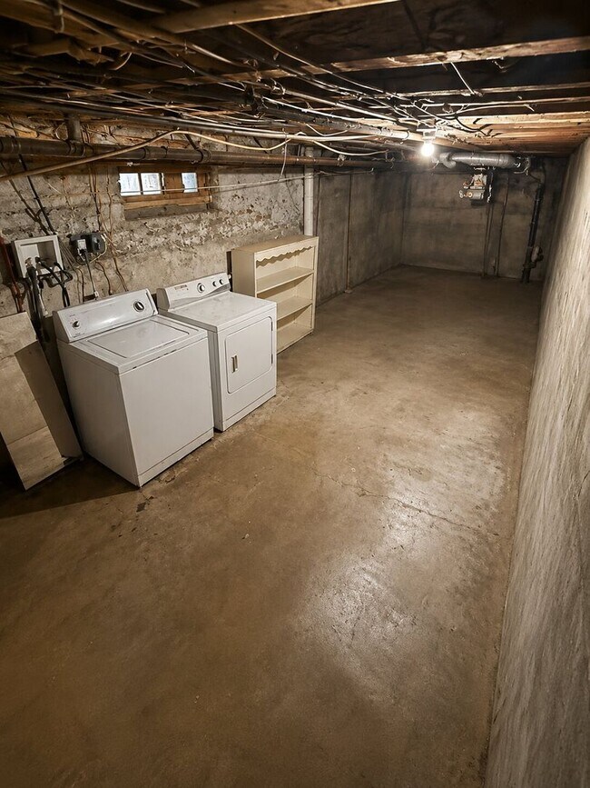 Building Photo - Spacious 6-Bedroom Rental in North Philadelphia | Small Dogs Welcome