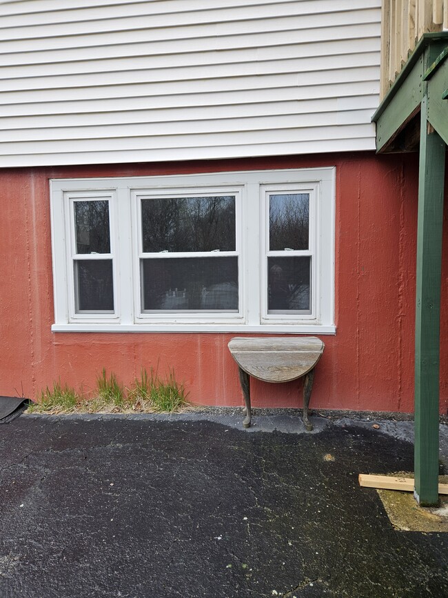 Wide Window - 64 Saville St