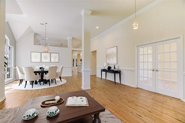 Building Photo - 10030 Estancia Ln