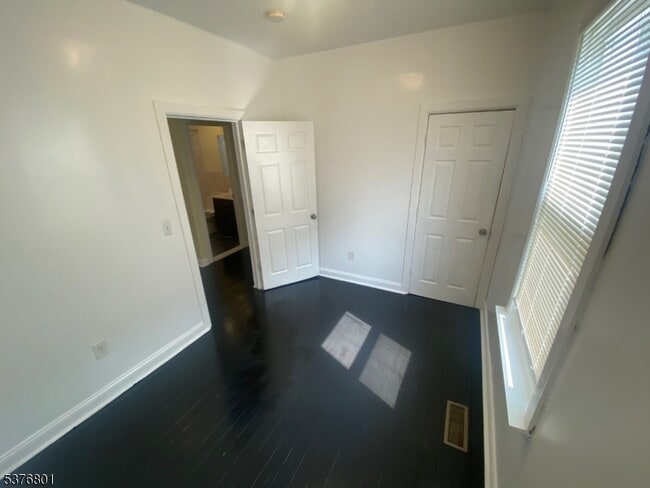 Building Photo - 14 Fern Ave