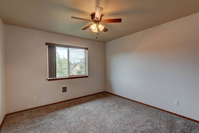 Building Photo - Conveniently Located 3 Bedroom Townhouse