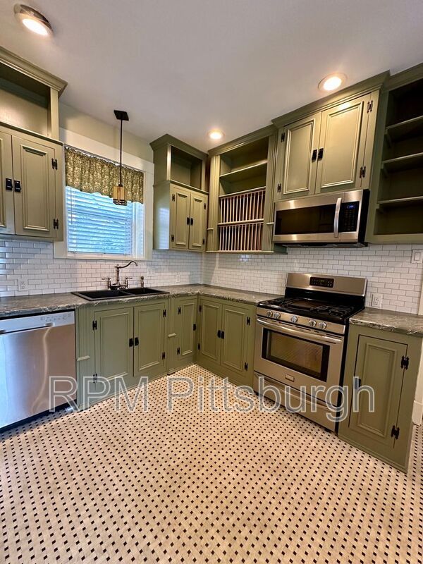Building Photo - 1101 Linden Pl