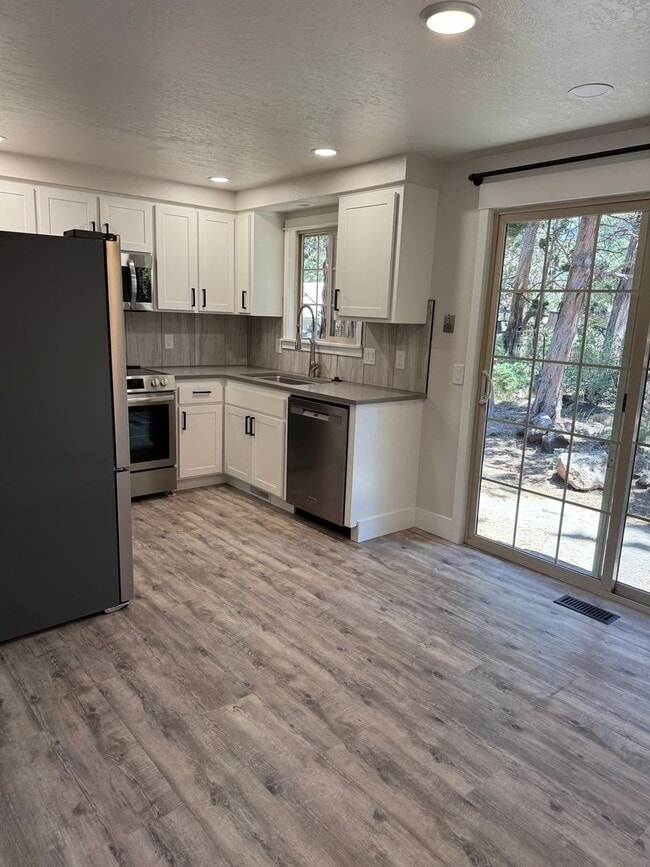 Building Photo - Updated Duplex in SE Bend