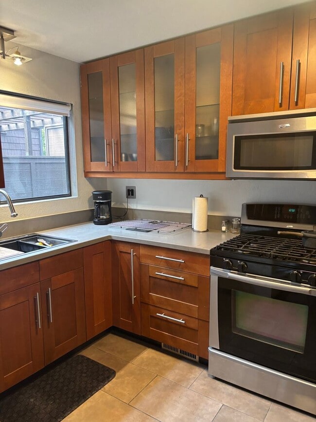 Building Photo - Furnished Short Term Rental!! 2 bedroom 2 bath, WiFi and Garbage included!