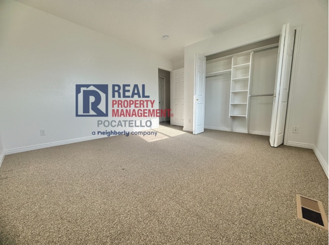 Building Photo - 3 Bedroom 1.5 Bath duplex - 1 car garage