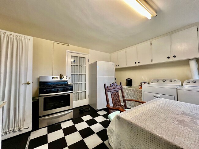 Building Photo - Beautiful shared home in Park Hill