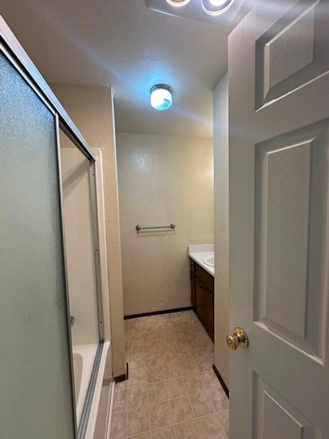 Building Photo - 2 Bedroom Upstairs Unit in 4-Plex