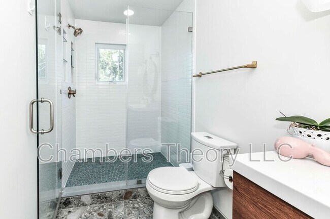 Building Photo - 509 E Luray Ave