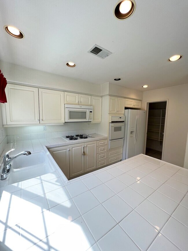 Building Photo - Large Townhome - 3 Bed/ 3 Bath with 2 car garage in Carmel Valley!