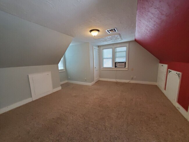 Building Photo - Pre-Leasing for Mid-June 2025! (2) Living ...
