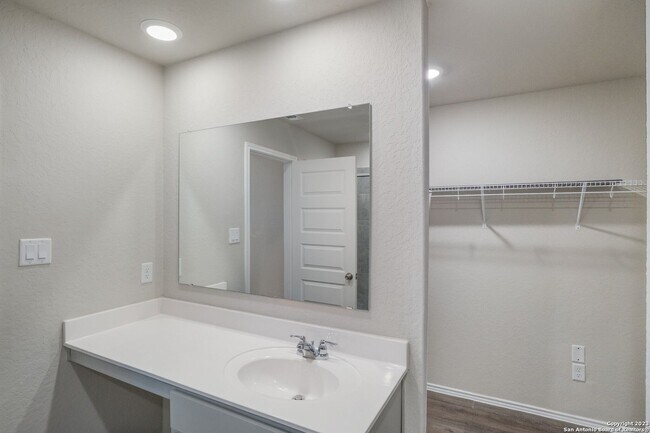 Building Photo - 4 Bedrooms 2 and 1/2 Baths