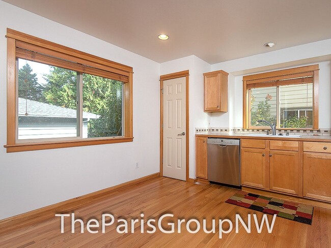 Building Photo - Gorgeous Greenwood Townhome * Walk to Lake...