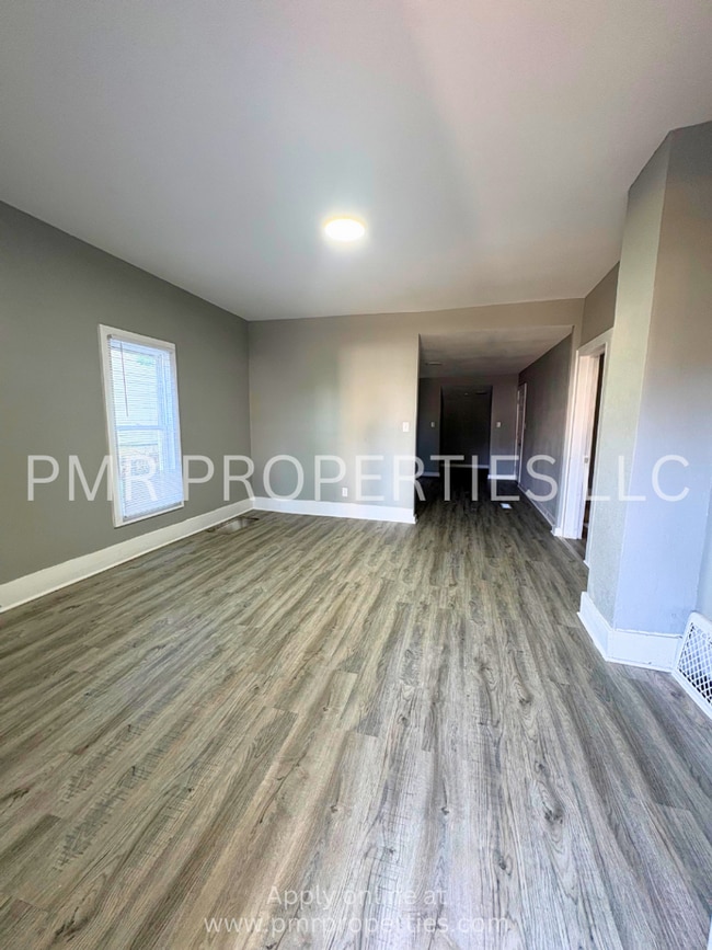 Building Photo - 2 Bedroom / 1 Bathroom