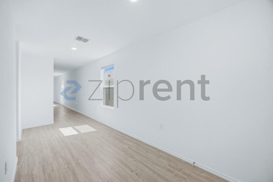 Building Photo - 10106 Ana Hts