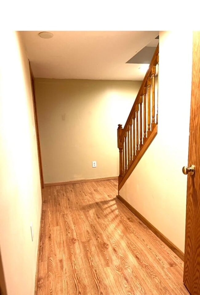 Building Photo - Awesome 3 BR/1 BA End-Unit Townhome in Min...