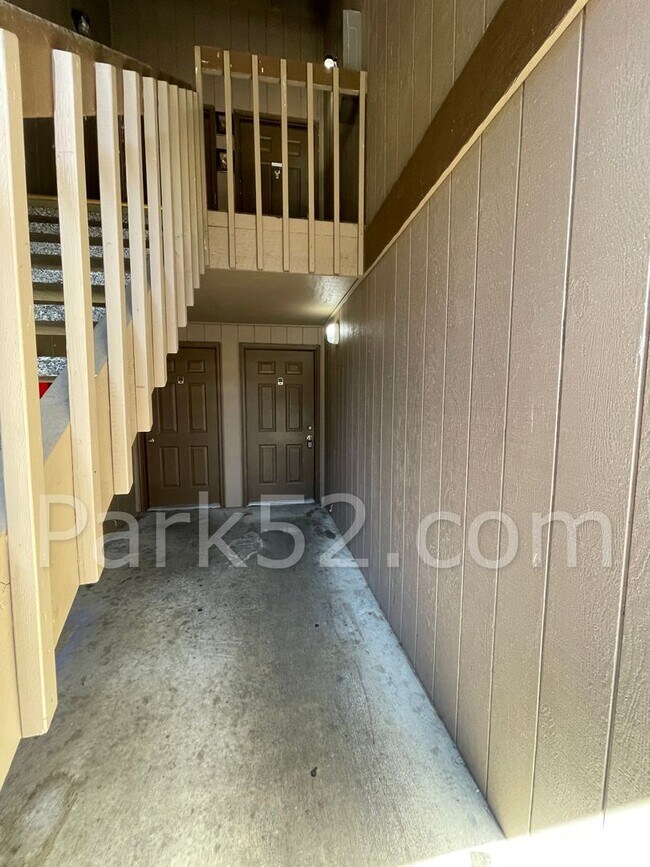 Building Photo - Lower Level 2 Bed 1 Bath Apartment