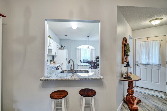 Building Photo - Updated 3 Bedroom in Central Location!
