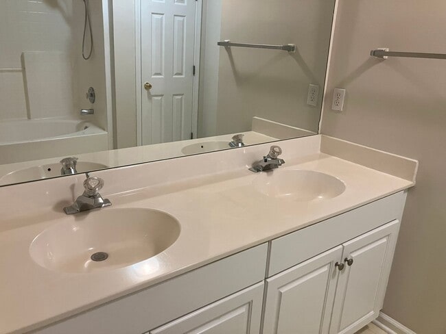 Building Photo - 3BR / 2.5BA @ Westbury Park