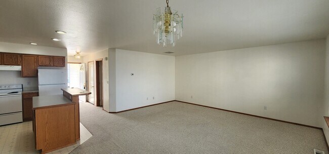 Building Photo - 1326 S Skyline Dr