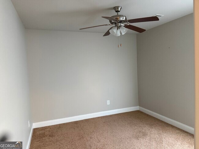 Building Photo - 125 Leland Ln