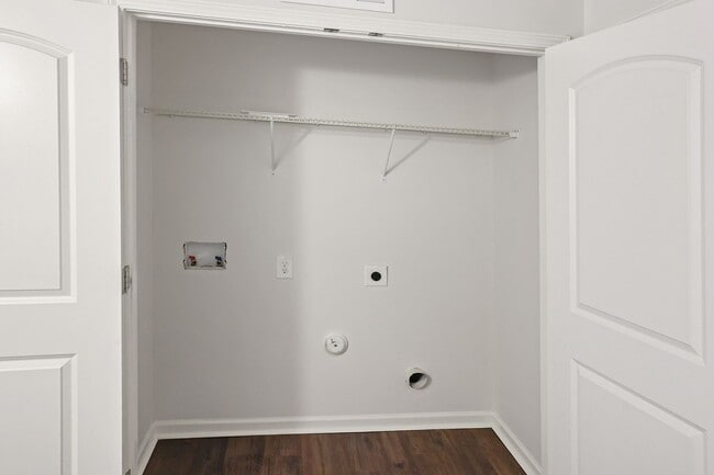 Building Photo - pdated 2BR/2.5BA Townhome with Private Fen...