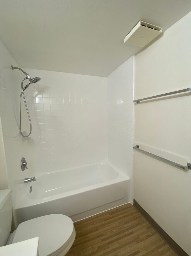 Building Photo - 1 Bedroom / 1 Bathroom Condo with Lanai + ...