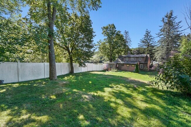 Building Photo - 1337 Pleasant St