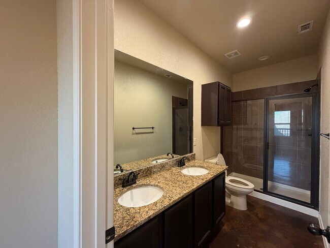 Building Photo - Beautiful Luxury Duplex in NBTX!