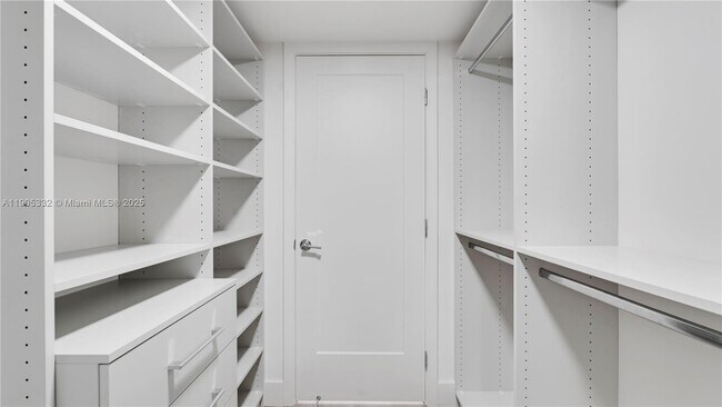 Building Photo - 555 NE 34th St