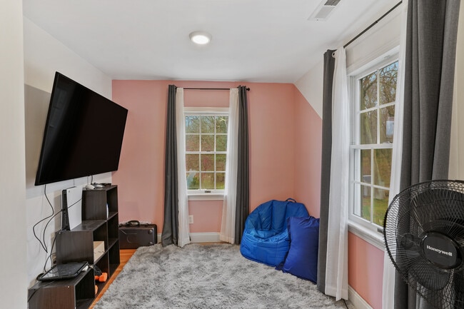 Building Photo - 253 Porter Ave