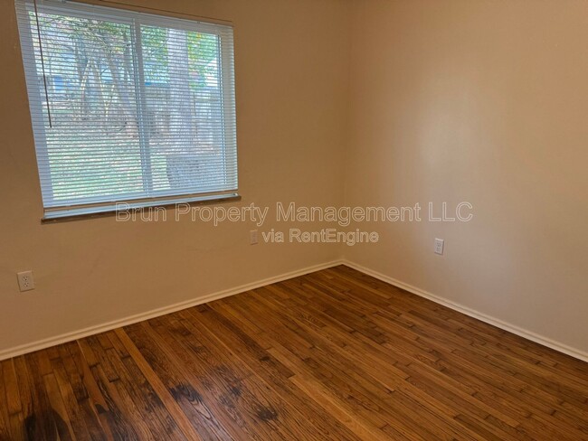 Building Photo - 3817 Woodlake Dr