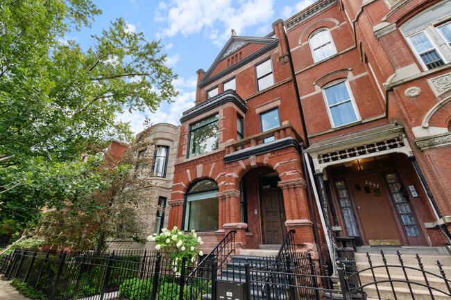 Primary Photo - 2053 W Evergreen Ave