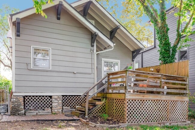 Building Photo - Fantastic West Plaza Bungalow