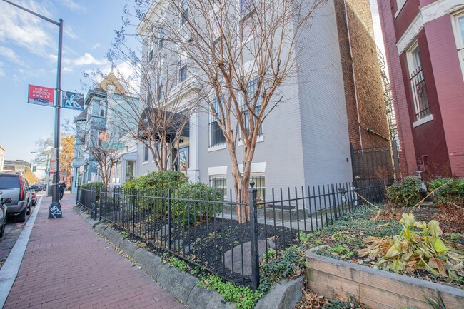 Building Photo - Lovely 1 BR/1 BA Condo in Dupont Circle!