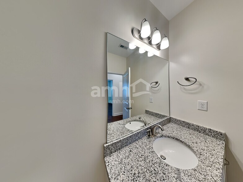Building Photo - 3328 Okelly Dr