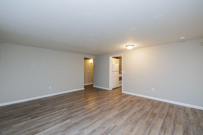 Building Photo - 3rd floor completely renovated and new owners