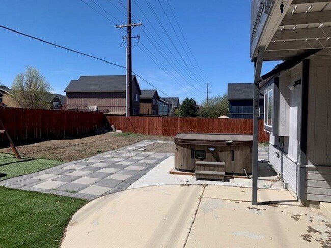 Building Photo - 3 Bed/2.5 Bath NE Bend Single Family Home with Hot Tub