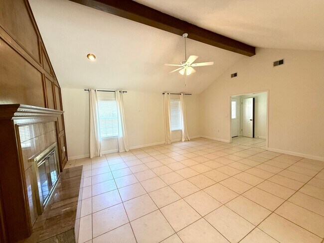 Building Photo - New Listing!