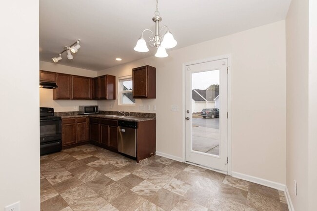 Building Photo - Move In Ready Lillington Home!