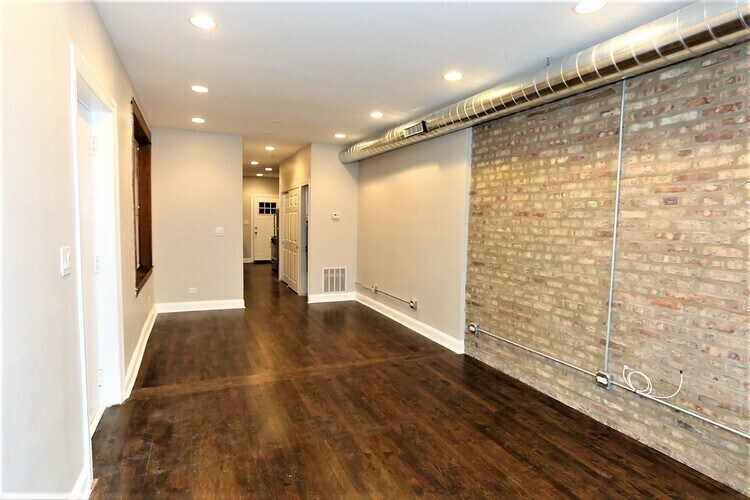 Building Photo - 2647 N Sacramento Ave