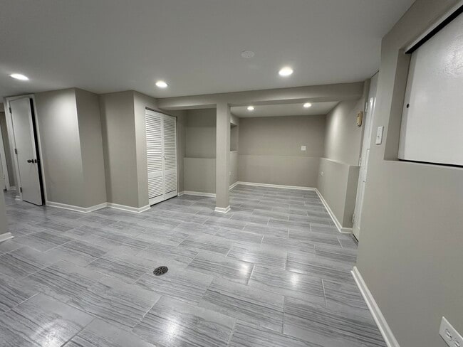 Building Photo - 2815 N Albany Ave