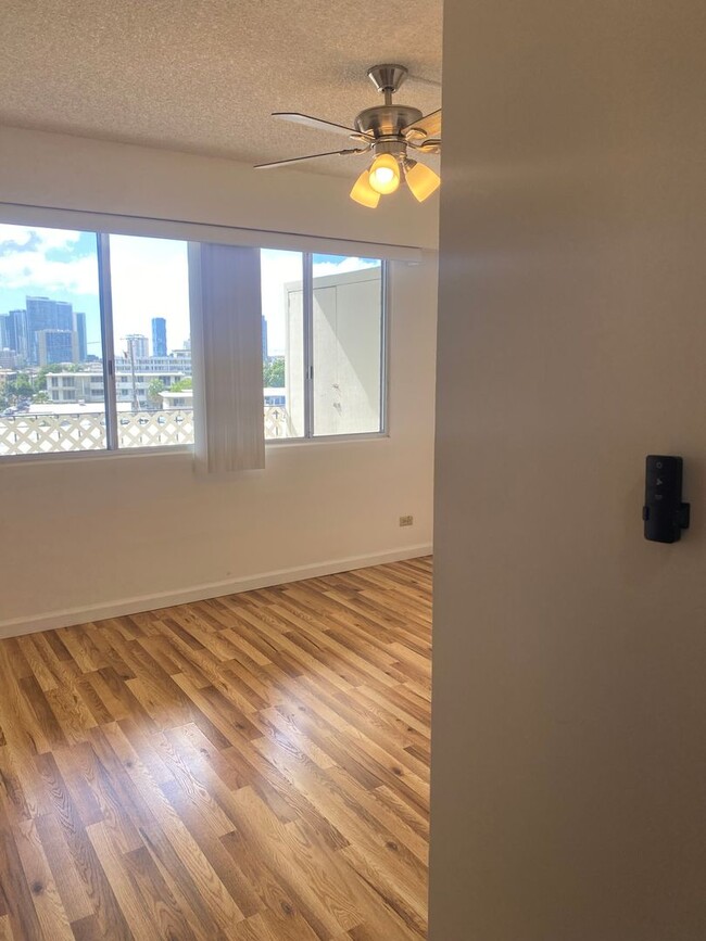 Building Photo - 2 bed, 1 bath, located on 4th floor. Inclu...